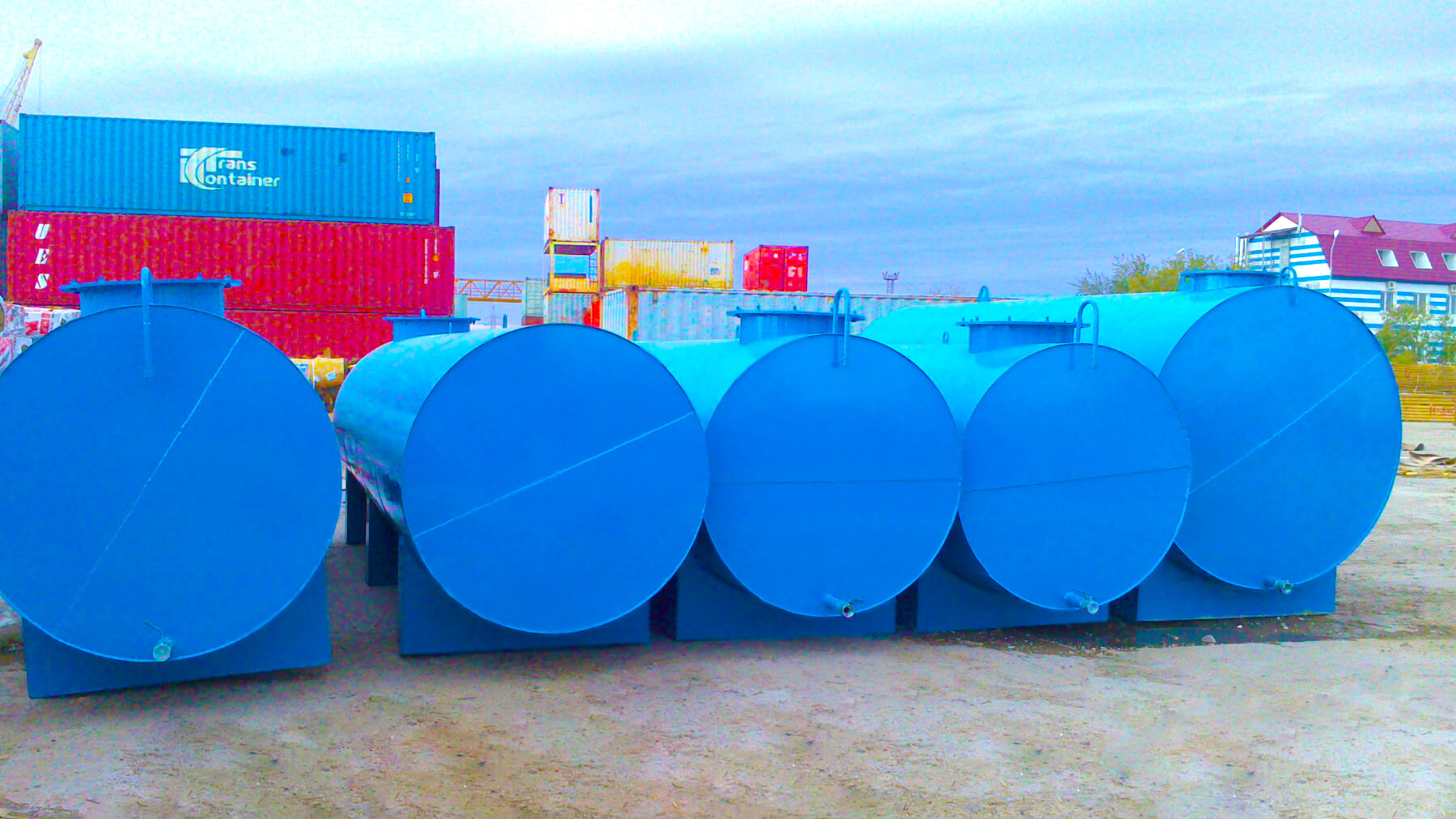 Пром баки. Резервуары из ПП панелей 1000х1000. Промышленные баки металлические для воды 30 м3. Резервуар (ёмкость)24-тонный. Емкость металлическая.
